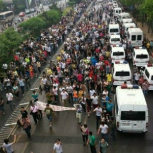 大批安徽民工周三（5月8日）聚集北京丰台区京温商城门前，关注同乡女工袁莉亚日前坠楼身亡。
