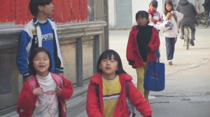 孩子们开始上学了。（中国妇权记者摄）xiao