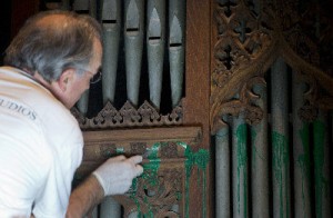 華府國家大教堂人員30日在清理管風琴上濺有的綠漆。(美聯社)