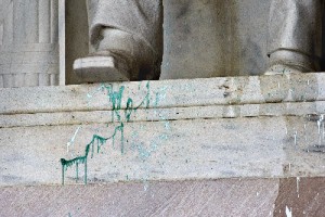 華裔女遊民田佳美涉嫌對林肯紀念堂與國家大教堂等華府地標潑綠漆，29日被警方逮捕。圖為林肯雕像腿部和底座濺有綠漆。(美聯社)