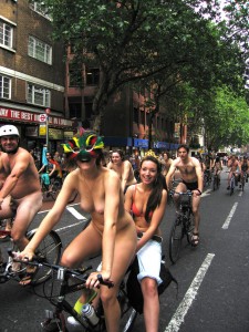 倫敦秀「裸騎自行車」令人眼福大飽