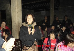 中国妇权义工在选举前给村民讲解选举法 1