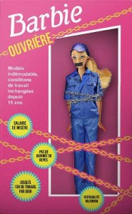 法國非政府組織「人民團結」在巴黎大商店前推出「芭比女工」娃娃，抗議中國勞工的悲慘狀況.圖為 「芭比女工」娃娃身穿藍色工作服，嘴巴被黑色膠帶封住，雙手被鐵鍊捆綁。（網路圖片）