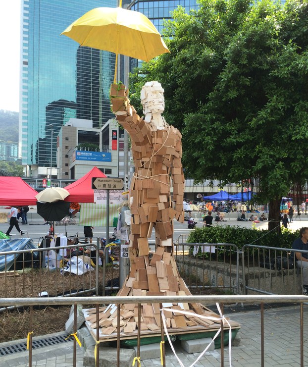 摆放在金钟救助站外的艺术创作“雨伞人”，鼓励占中人士坚持下去。 （记者忻霖拍摄）