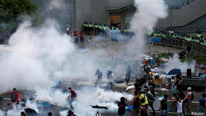 香港学生罢课集会演变为警民对峙的一幕