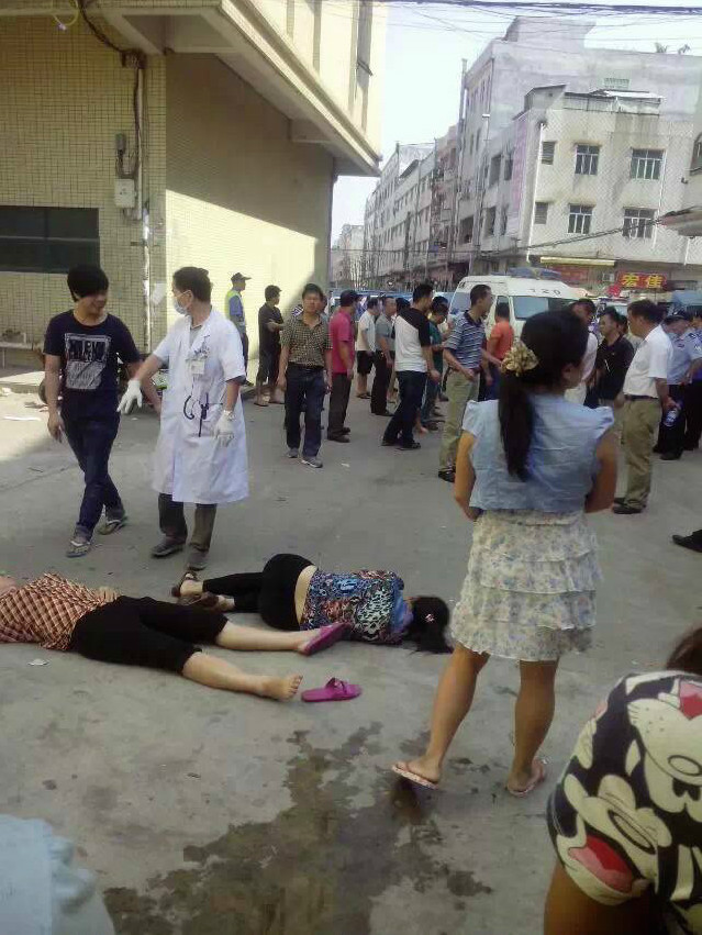 10月27日，广东省东莞市，翔威服饰有限公司工人维权讨薪，遭200警察镇压，。