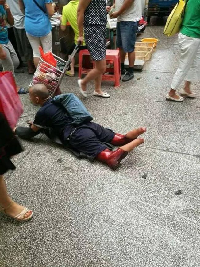 雙腿被截的彭小六，正在廣州黃浦區某菜市場行乞。（取材自紅網）