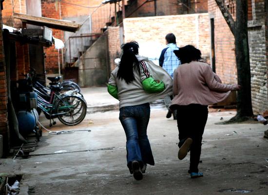2007年1月24日，福州查封无证工厂，十几名童工“夺路而逃”。视觉中国