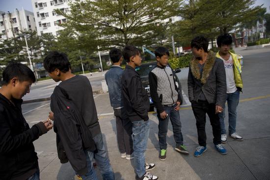 2013年12月27日，深圳解救数十名凉山童工都谎称自己17岁。陈文才-视觉中国-南方都市报