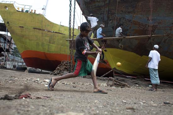 2015年6月17日，孟加拉国，一个造船厂童工年龄最小只有6岁。视觉中国