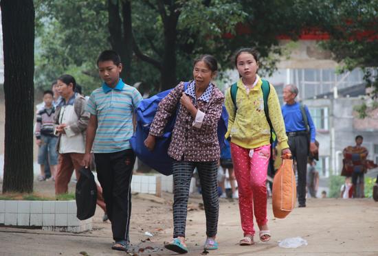 2015年9月7日，湖南邵阳，留守孩子开始校园寄宿生活。视觉中国