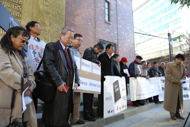 聖經博物館開幕，民運組織代表攜手王炳章親人，在館前為他祈禱。 (記者羅曉媛╱攝影)