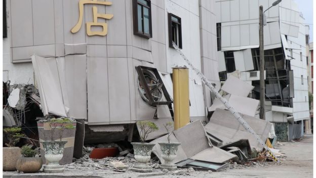 台灣花蓮地震現場：民眾從倒塌建築內逃出