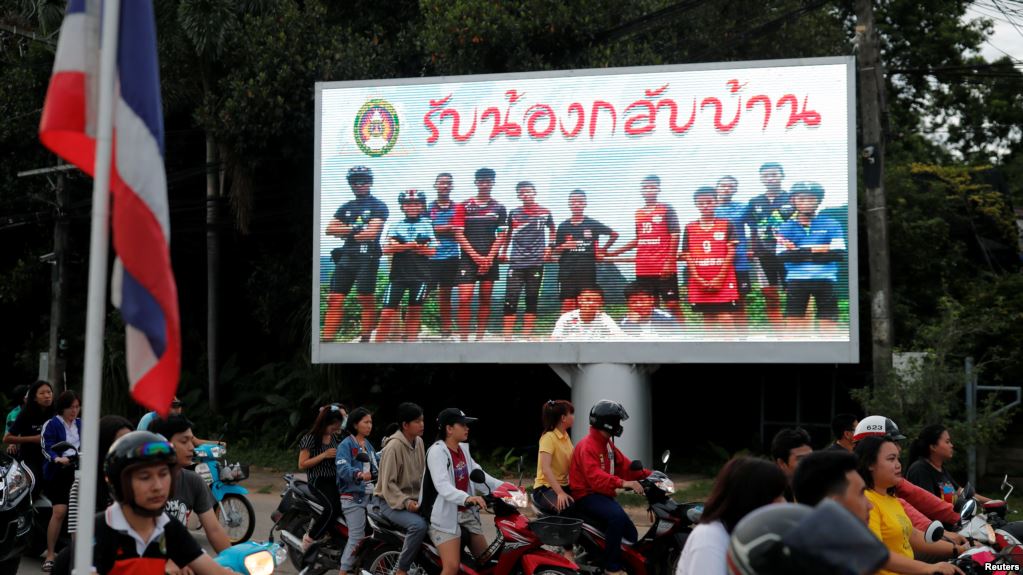 泰国街头树立起欢迎少年足球队成员安全回家的牌子。（2018年7月9日）