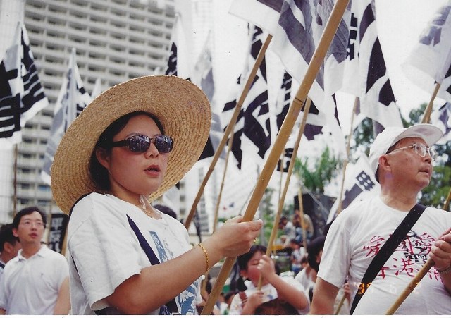 1994年 a參加香港民主派示威活動（xiao）